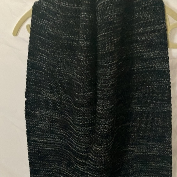 Calvin Klein: Black/White Blend Knit Scarf- one size - Picture 9 of 16